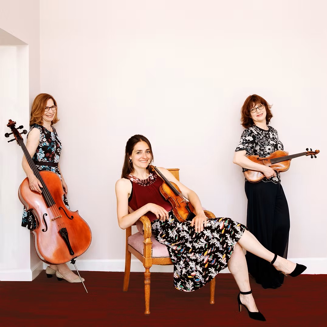THE HAGUE STRING TRIO: Justyna Briefjes, viool; Julia Dinerstein, altviool; Miriam Kirby, cello